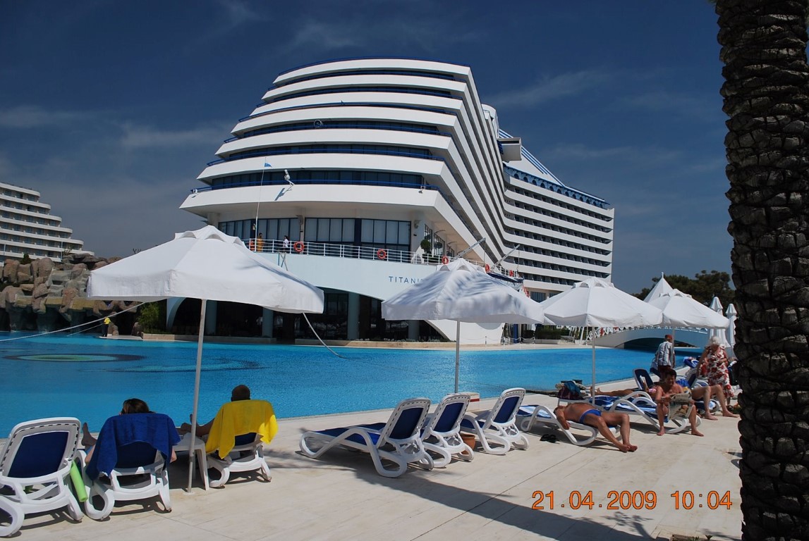 imagini hotel TITANIC LARA